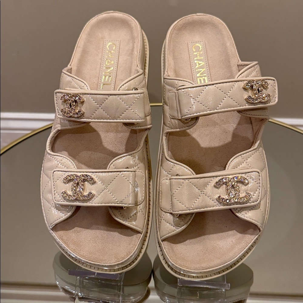 CHANEL DAD SANDALS 25B CC brooch logo Quilted lambskin sz 37.5